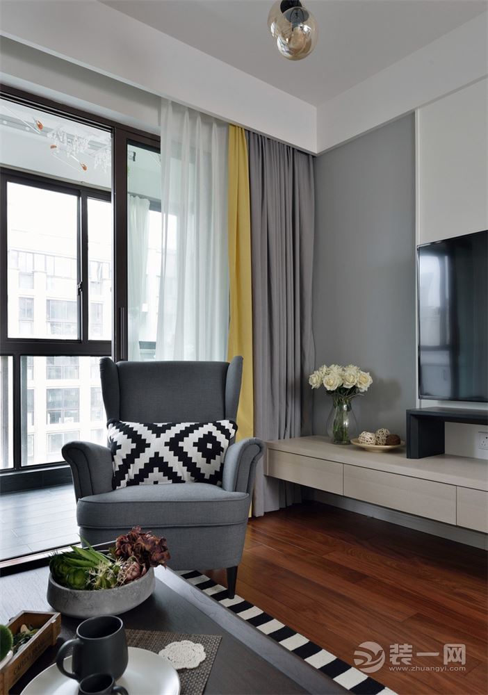 客厅用窗帘和地板的暖色调平衡整个空间的色调。