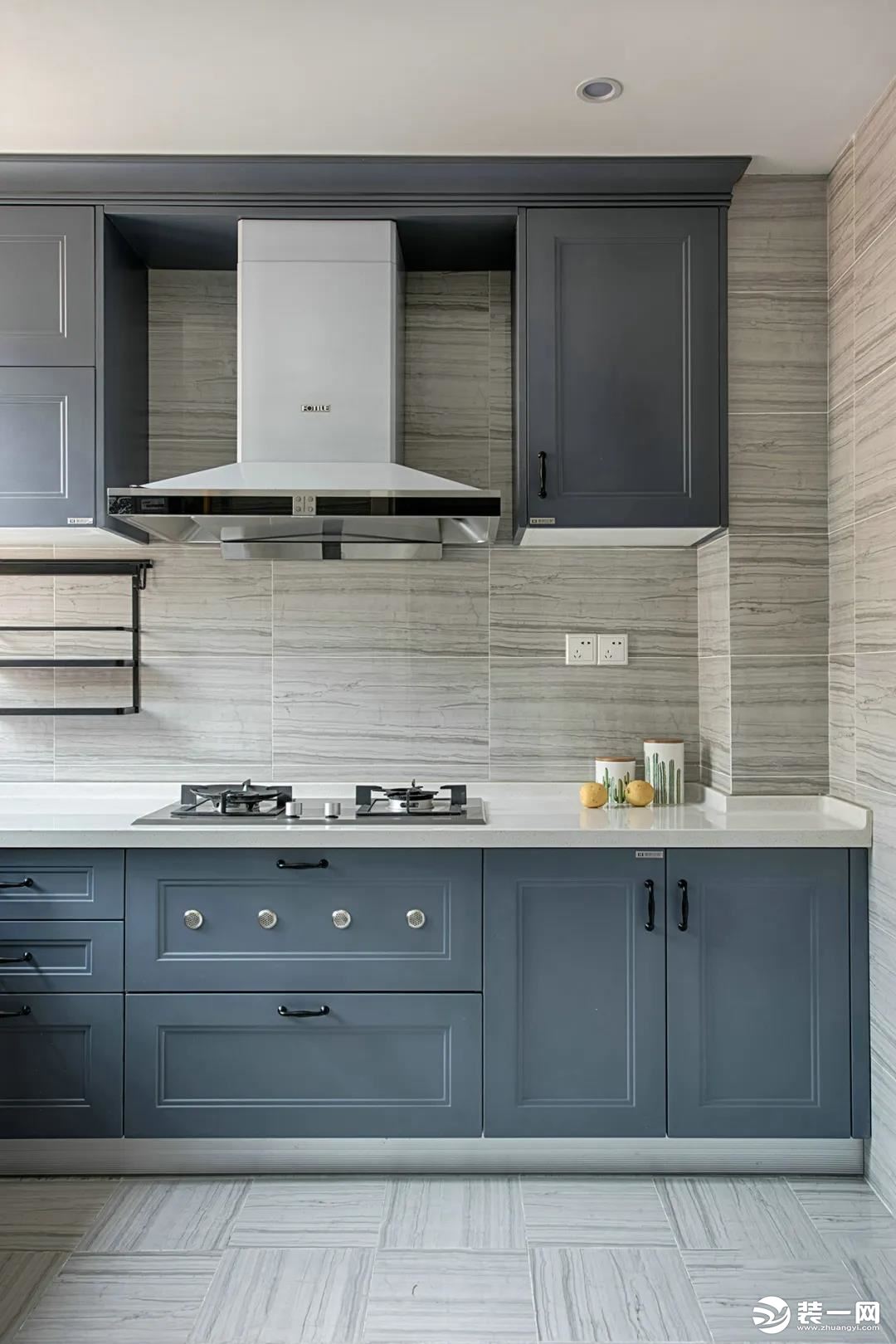 厨房在独特的墙面地砖基础，装上深蓝色的橱柜，让做饭的空间也干净时尚而端庄。