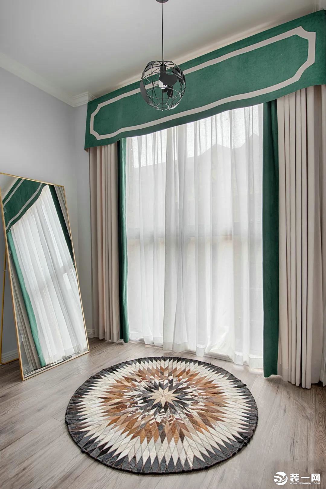 卧室旁边的小空间，打通纳入卧室布置地毯与全身镜，布置成主人的休闲小空间。