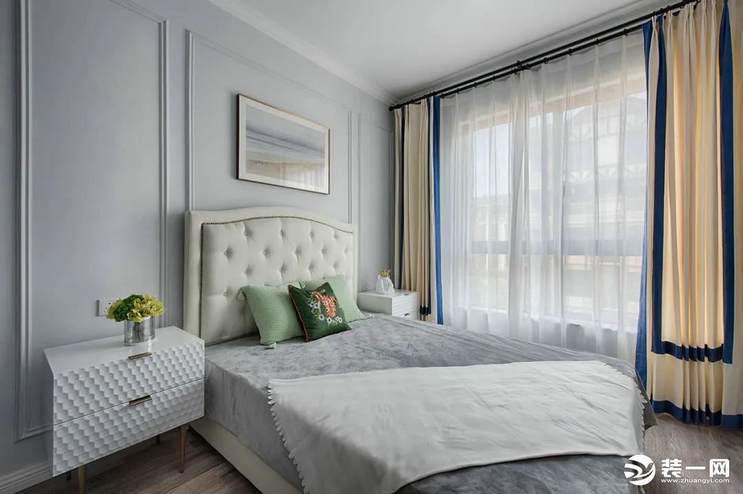 次卧空间以浅浅的灰蓝色墙面基础，床头墙加入边框造型中间挂一幅渐变色的装饰画，布置米白色皮沙发，时尚的