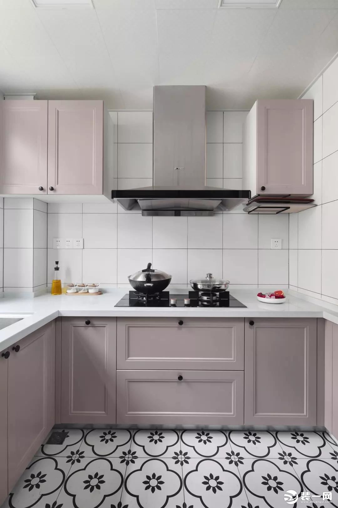 厨房以白色大格纹砖+摆出柜体的空间，在黑色的电器组合下，还有紫色整体橱柜的搭配下，带来一个明亮文艺的