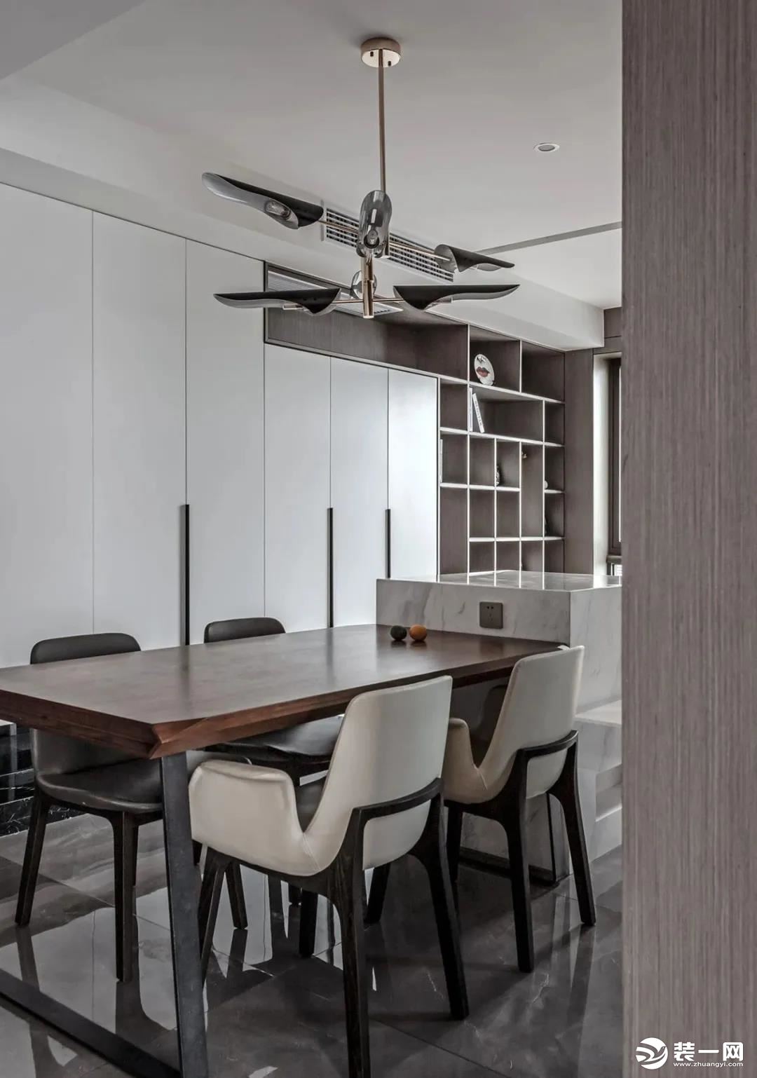 布置木色餐桌与大理石岛台相连，有效的填充了原本狭长的餐厅空间