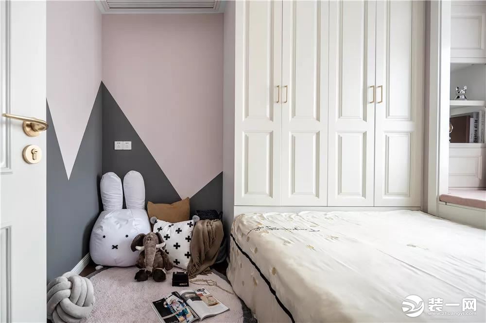 儿童房做了榻榻米床组合衣柜的设计，把床靠着飘窗，显得更为宽敞一些。儿童房内以粉色为主，搭配白色的家具