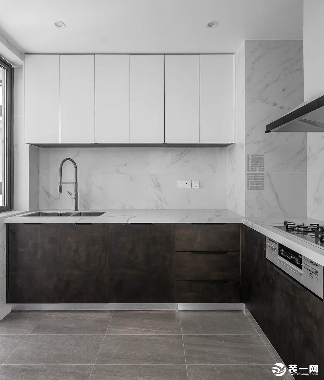 厨房地面以灰色的地砖，结合深灰色的橱柜，雅白的墙面，营造出一种简洁时尚的烹饪氛围感。