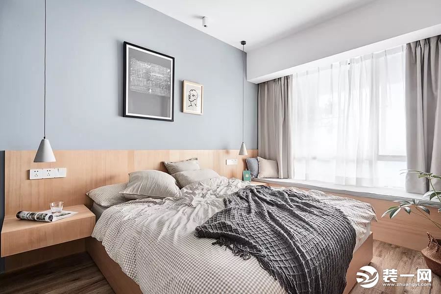 静谧的色调赋予了主卧宁静的氛围，床头采用木质床背板延伸至木质地板及飘窗，借此拉长空间感。