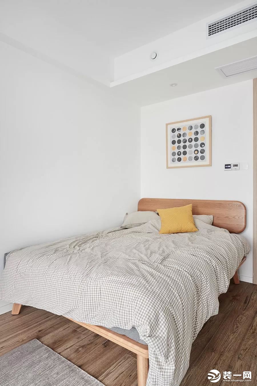  小面积的次卧把床靠墙布置，腾出了更加宽敞的通道空间。简单舒适的床品，营造静谧安逸的睡眠氛围。