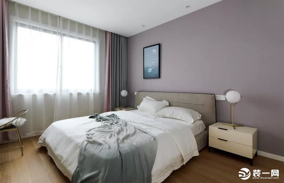 卧室墙面刷上浪漫柔美的香芋色，窗帘也选择了贴合卧室色调的拼色风格。