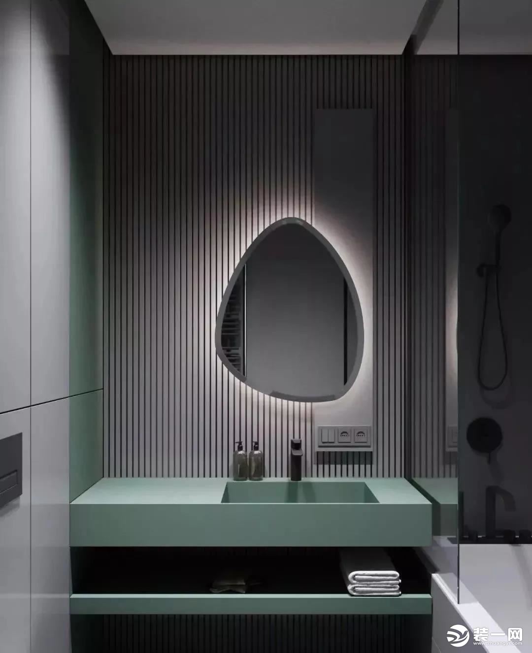 浅灰色调的卫生间简洁易打理 镜子两旁的灯圈流露出高级感 为卫生间更添加了一丝浪漫趣味
