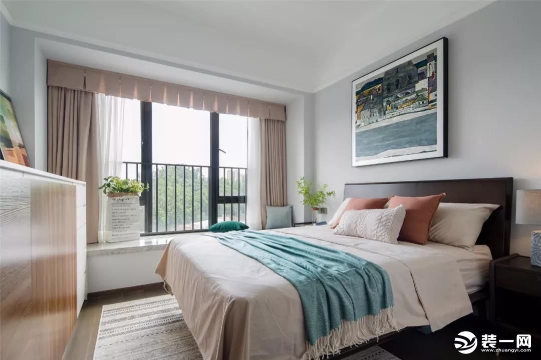 主卧室的墙面同样是刷成了浅灰色，这种素色的床品和窗帘让卧室看起来更有简约感，绿植、挂画等装饰提升卧室