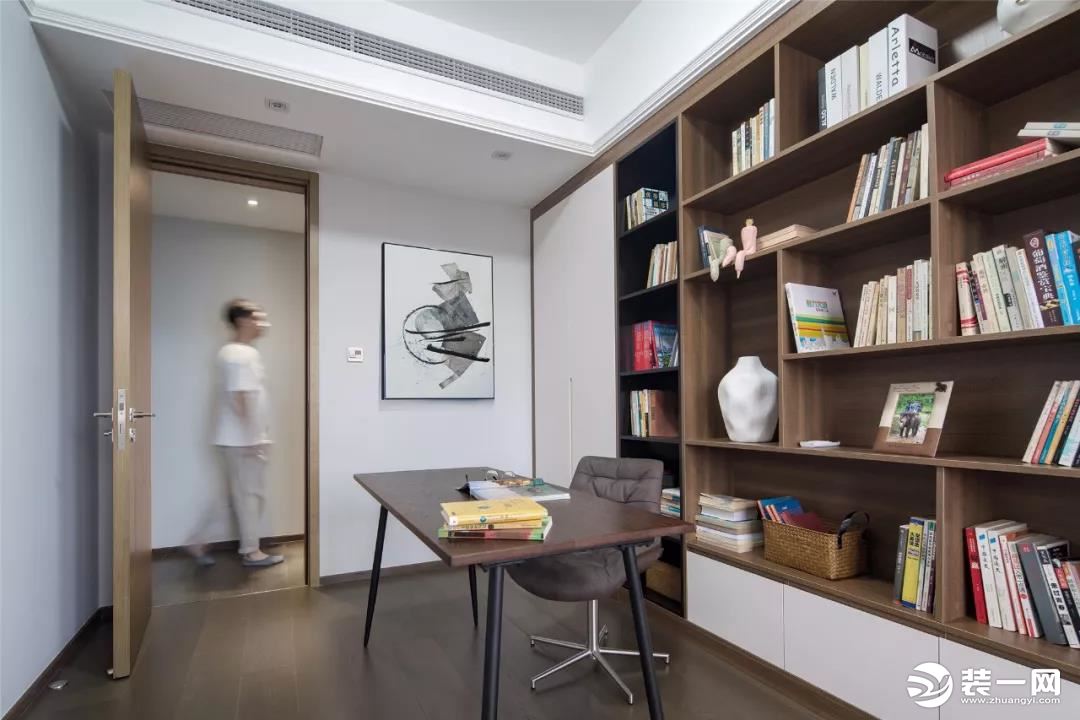 书房做了书桌加上满墙书柜的设计，如果有需要可以把在书房内布置一张床，把书房给变成客房，轻便的书桌移动