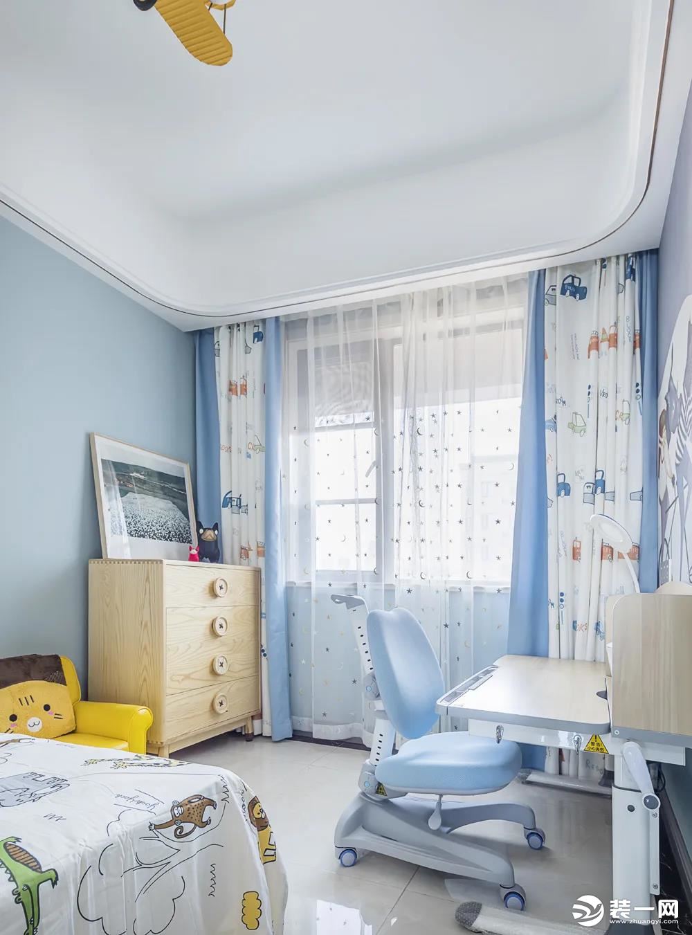 儿童房空间以淡蓝色的空间，结合童趣的图案与儿童家具布置，营造出一种充满轻松活泼的惬意感。