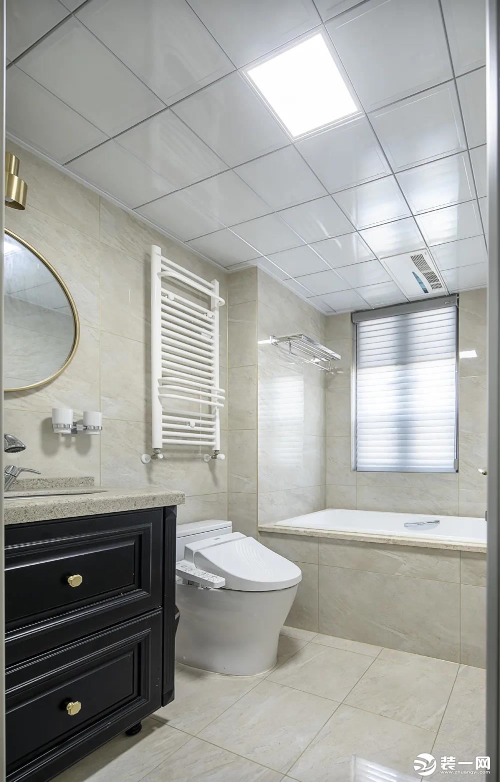 卫生间装上浴缸，结合耐脏系列的墙面地砖，整个空间呈现出现代端庄的实用感。