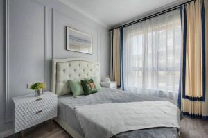 次卧空间以浅浅的灰蓝色墙面基础，床头墙加入边框造型中间挂一幅渐变色的装饰画，布置米白色皮沙发，时尚的