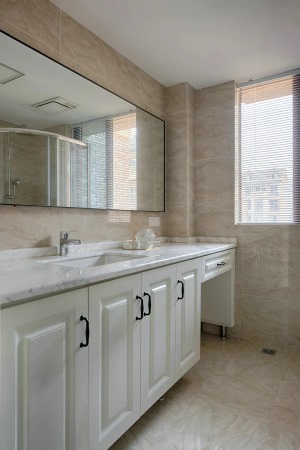 卫生间以耐脏色的墙面砖与地砖，定制了一排洗手盆柜，大理石质感的洗手台，让卫浴空间显得文雅实用而大方。