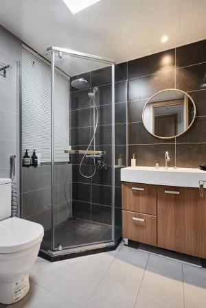 主卫墙面铺设深灰色瓷砖，搭配钻石型的淋浴房，整个空间优雅而时尚。