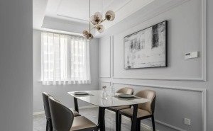 餐厅延续客厅整体风格，现代装饰画搭配多头吊灯，餐厅望向客厅，南北通透。