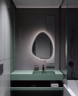 浅灰色调的卫生间简洁易打理 镜子两旁的灯圈流露出高级感 为卫生间更添加了一丝浪漫趣味