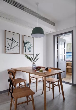 灰色的玻璃木格门设计，可以将光线引入到餐厅。餐桌椅樱桃木的纹理还是蛮细腻的，非常耐看。