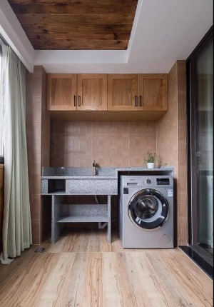 定制的花岗岩洗衣池，上面一排木工打的柜子可以放洗衣用品。
