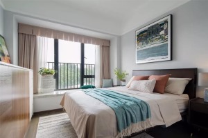 主卧室的墙面同样是刷成了浅灰色，这种素色的床品和窗帘让卧室看起来更有简约感，绿植、挂画等装饰提升卧室