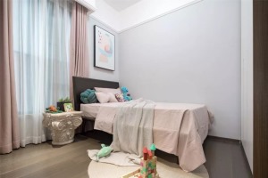儿童房的窗帘和床品是选择了淡粉色的，设计师把床靠着墙角摆放，这样能够把活动空间集中，让孩子玩耍更加方