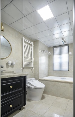 卫生间装上浴缸，结合耐脏系列的墙面地砖，整个空间呈现出现代端庄的实用感。
