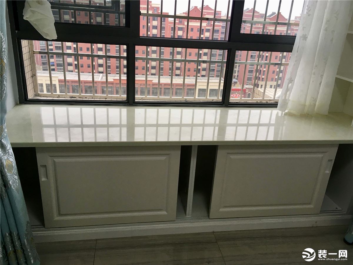 内江资中中铁三居室120平方现代灰色格调装修飘窗