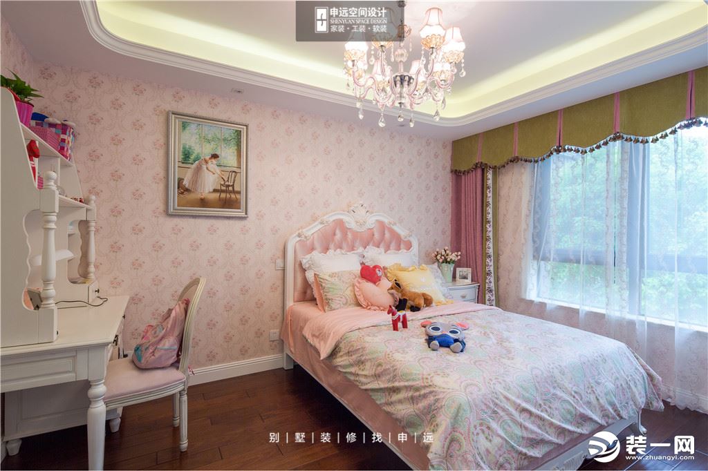 二楼主要是一对儿女的房间，分别以粉色和蓝色为代表打造，表现出活泼、可爱、唯美、浪漫。