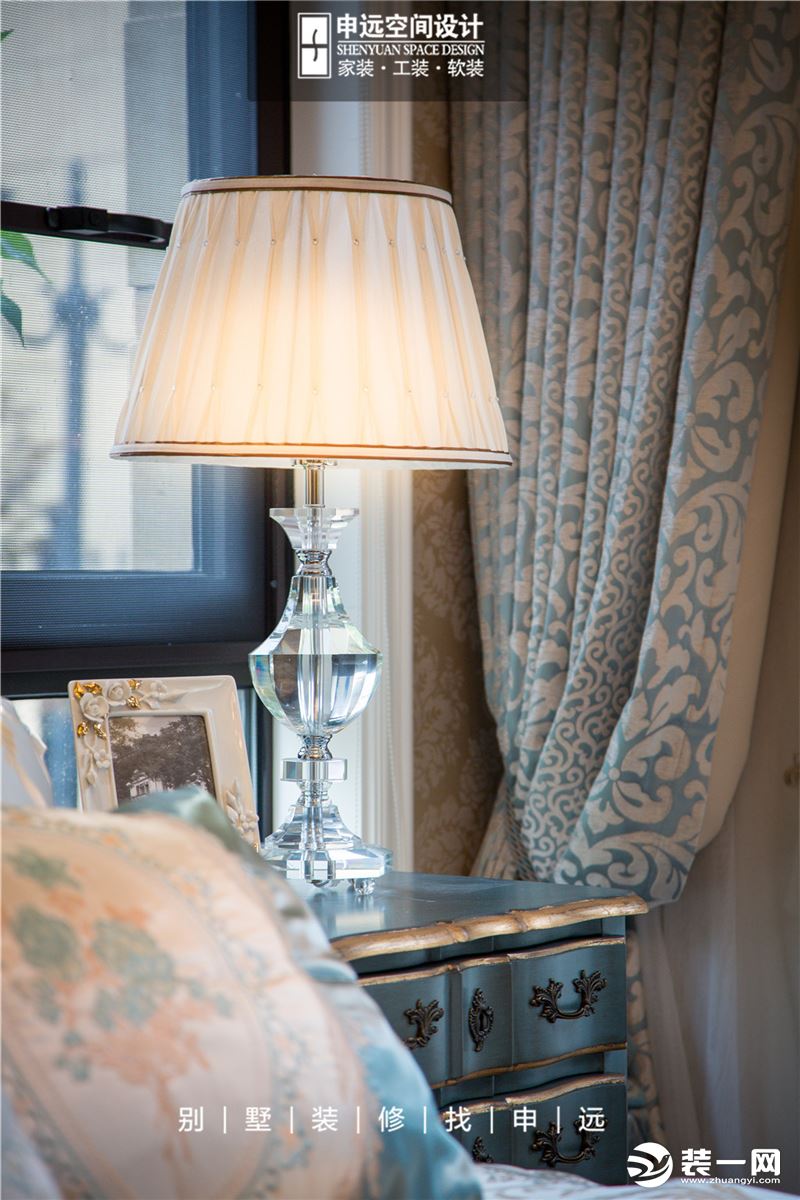一楼卧室仍然延续Tiffany蓝的主色调，让空间散发出一点浪漫、一丝优雅、一股清新气息。