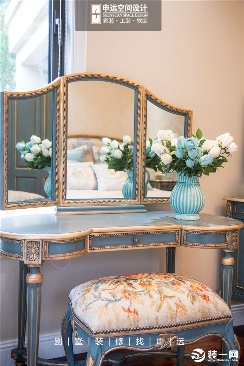 一楼卧室仍然延续Tiffany蓝的主色调，让空间散发出一点浪漫、一丝优雅、一股清新气息。