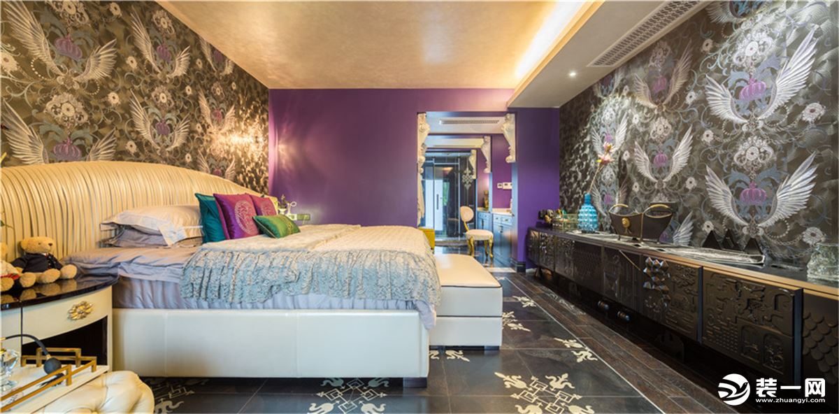 紫色的墙壁和灰蓝色的壁纸无比协调，视觉的冲击力很大。