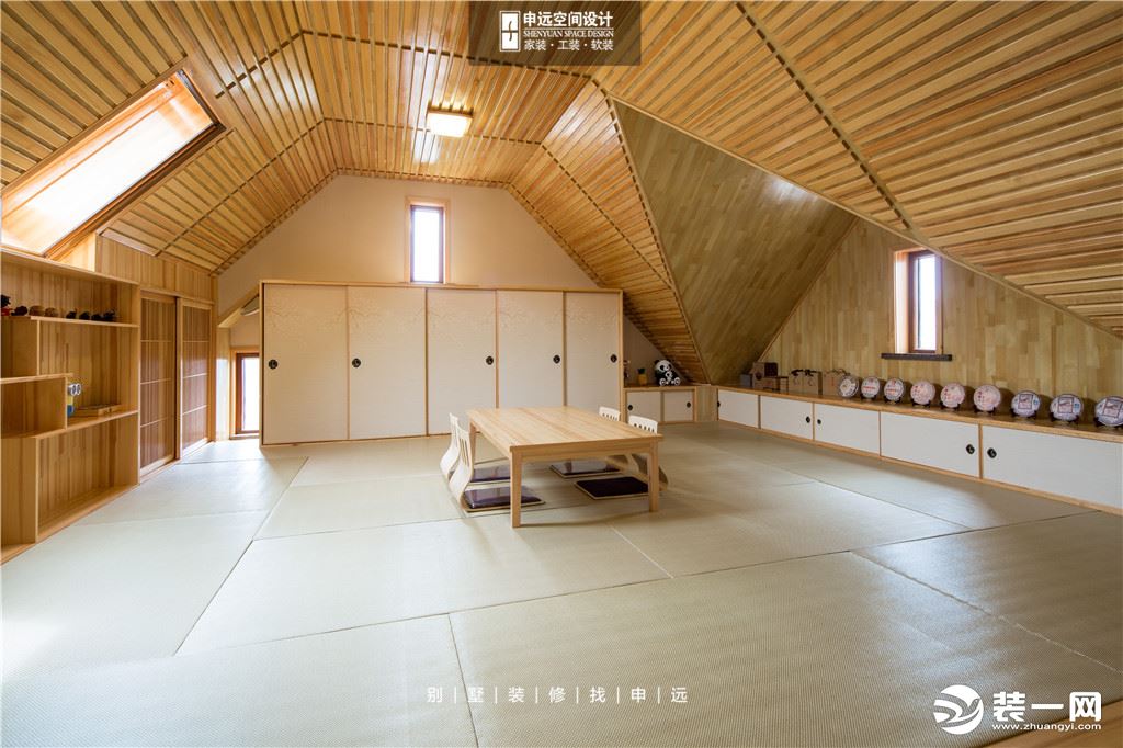 茶室内只摆放必要的茶几和收纳柜，不加雕饰的原生态木材及榻榻米的设置，符合传统日式禅意的主题。