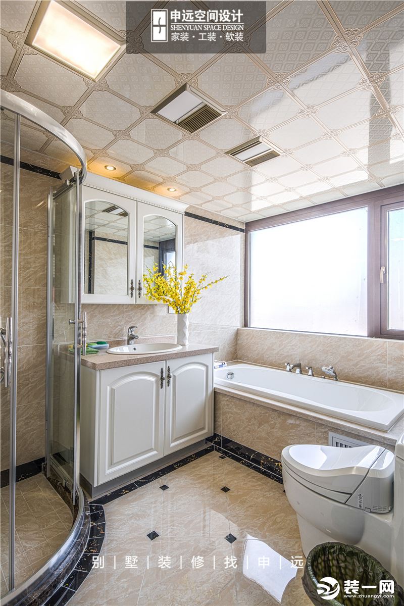 卫浴间墙面、地面采用花纹瓷砖做装饰，彰显简约。