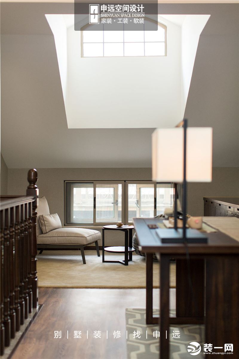 阁楼是一个很有神秘感的空间，它有着独特的斜度，让照进来的光线更加细腻，给人一种平和静谧的感觉