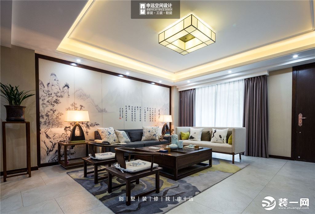 题字的水墨画在沙发后铺满一墙，惟妙惟肖的勾勒，细腻的刻画，让人身处客厅也能体验中华文化的东方韵味。