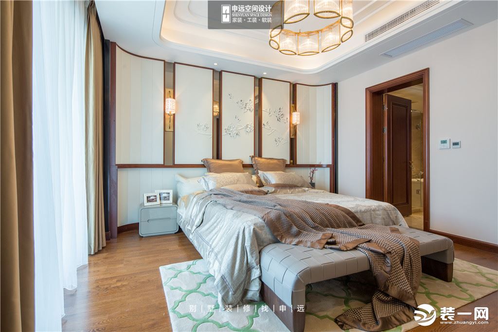 现代风的床头柜与整个房间的风格完美契合，将古今之感和谐的表现出来