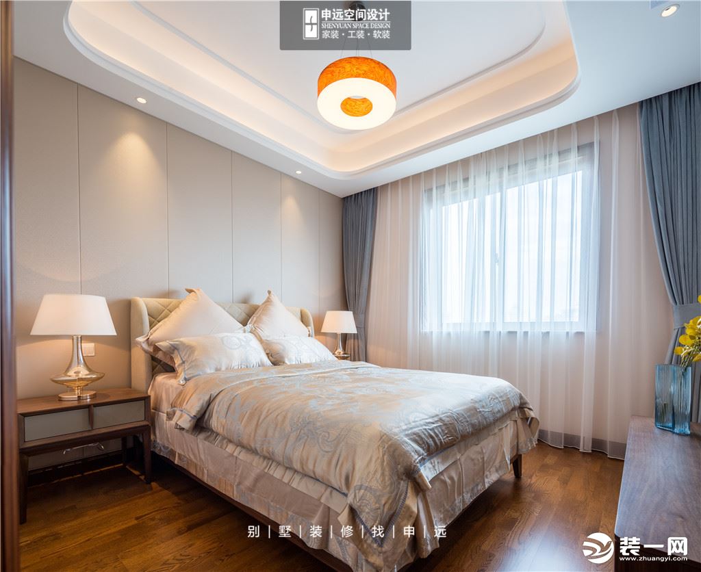 大面积浅色运用构建出的卧室，浅灰与白色完美过渡，又层次感分明，使卧室显得宽敞明亮