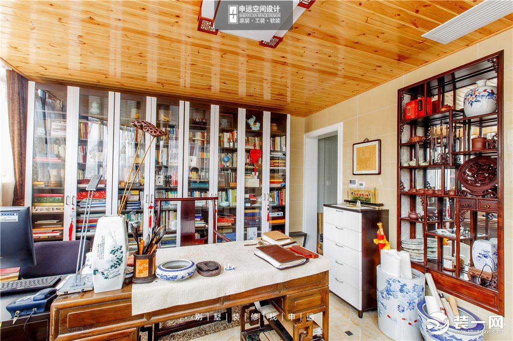 实木的天花板吊顶、实木的书架和桌椅、四处放置的青花瓷器等，无不在诉说着主人对中国传统文化的热爱