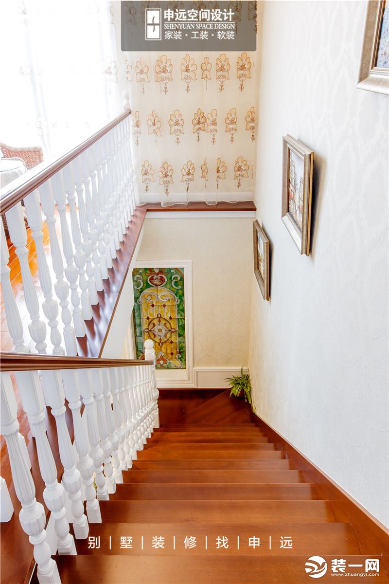 角落里的风景是最能提升家居品味的地方。楼梯转角的彩绘玻璃还带着一股异域风情