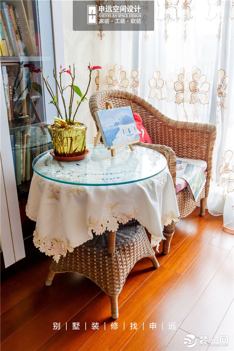 窗边藤编的桌椅、蕾丝绣花的桌布、质地轻柔的窗帘，都流露着清新的田园味道。