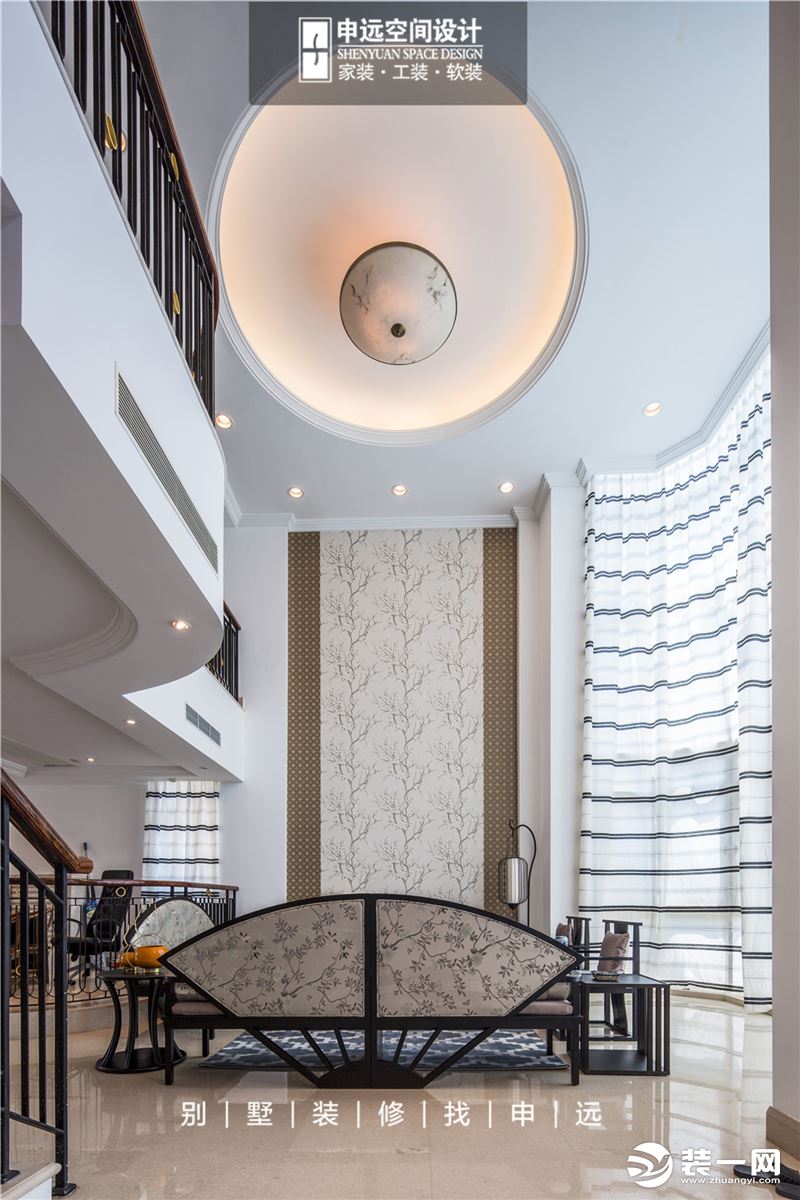整幅梅花装饰的2层挑空墙面映照着客厅，共同营造一股内敛华美、尊贵低奢的整体家居氛围。