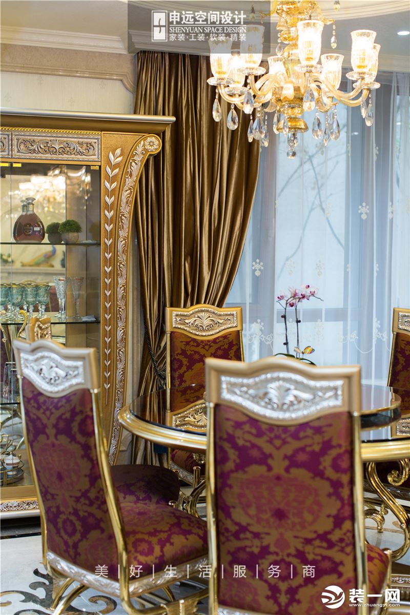 设计师将餐厅与客厅接以浪漫的法式拱门作间隔，与客厅家具相配套法式餐椅搭配天然大理石餐桌