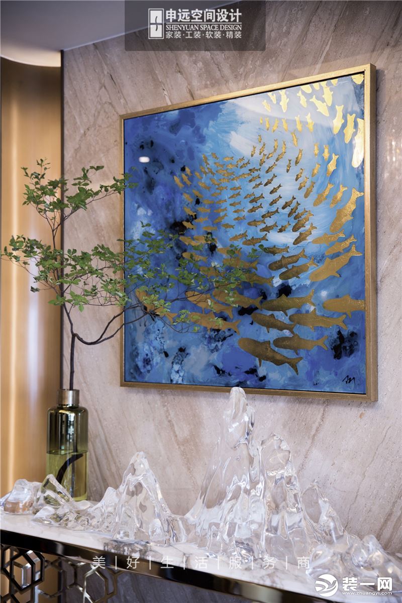 墙面上的装饰画，首次“点题”，鱼与水的描金油画采用玫瑰金色画框装裱，与下面的装饰台呼应。