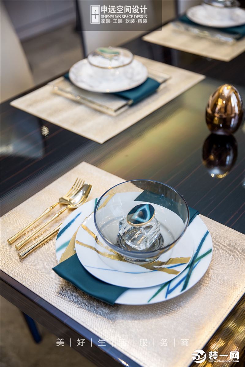 餐桌上的精美餐具在水晶灯的照射下，整体精致奢华又不失温馨。