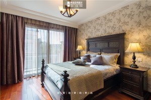 實木大床造型簡潔，細節卻處處講究，雕花的床頭和床柱融入了美式生活的情調與浪漫。