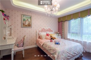 二楼主要是一对儿女的房间，分别以粉色和蓝色为代表打造，表现出活泼、可爱、唯美、浪漫。