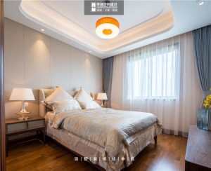大面積淺色運用構建出的臥室，淺灰與白色完美過渡，又層次感分明，使臥室顯得寬敞明亮