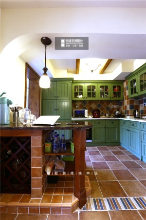 墨綠色的櫥柜搭配仿古磚，帶著地中海風格的華麗質感