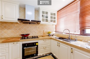 餐厨空间以简洁实用为主，洁白的橱柜和米色墙面显得干净异常，大理石台面更易打理