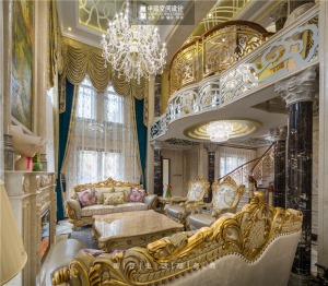 走进客厅，整个空间的色调和谐统一，宽敞而大气。金色的沙发搭配大理石的茶几，呈现出沉稳的基调